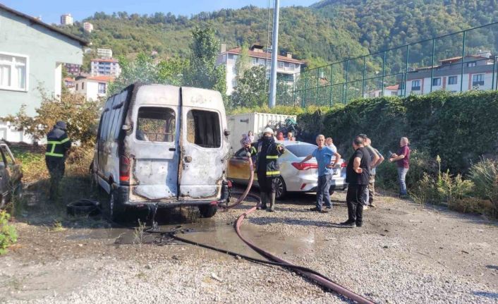 Park halinde alevlere teslim olan panelvan araç yandı