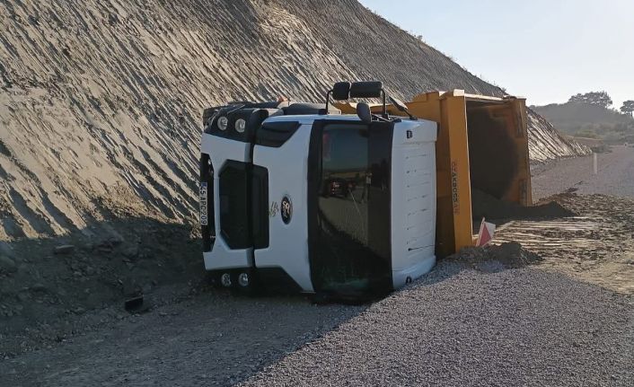 Park halindeki kamyon hareket edip devrildi