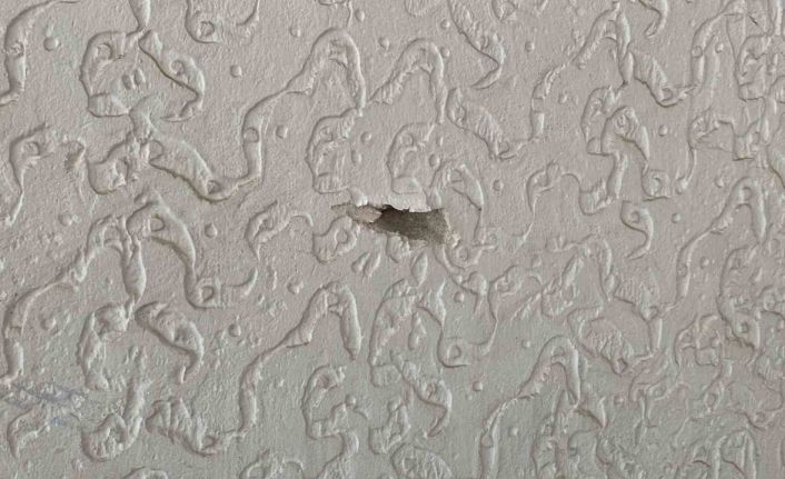 Patenle kayarak iş yeri kurşunladı: O anlar kamerada