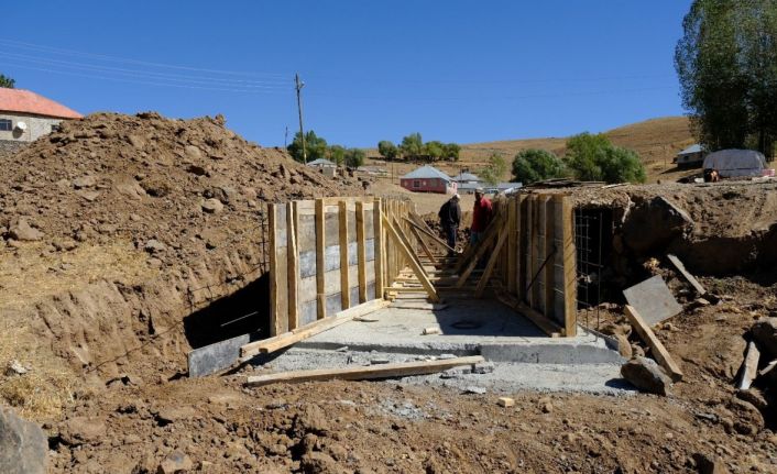 Patnos Gündüz Köyü’nde menfez yapım çalışmaları sürüyor