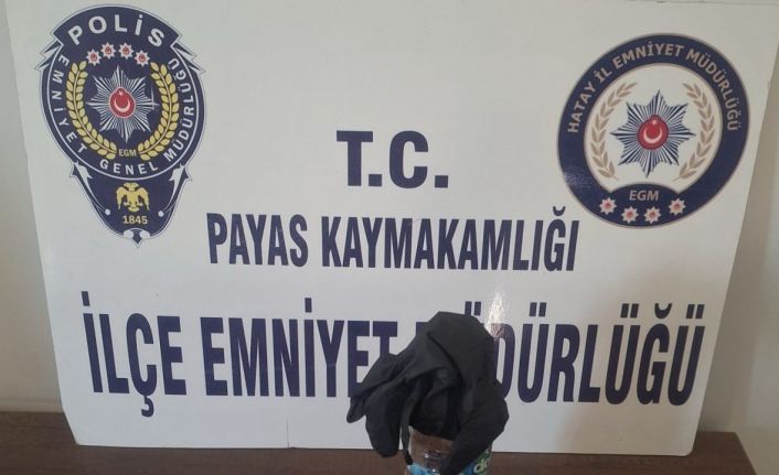 Polisi görünce bahçeye attığı su şişesinden uyuşturucu çıktı