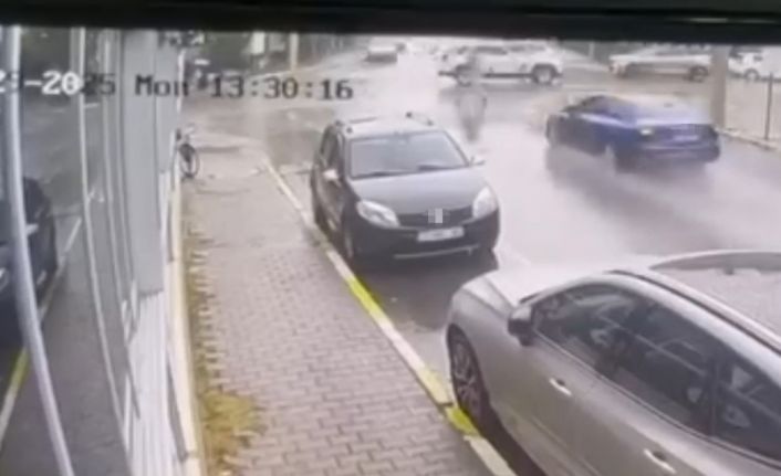 Polisin ’dur’ ihtarına uymayan sürücü önce yayalara, ardından araçlara çarptı