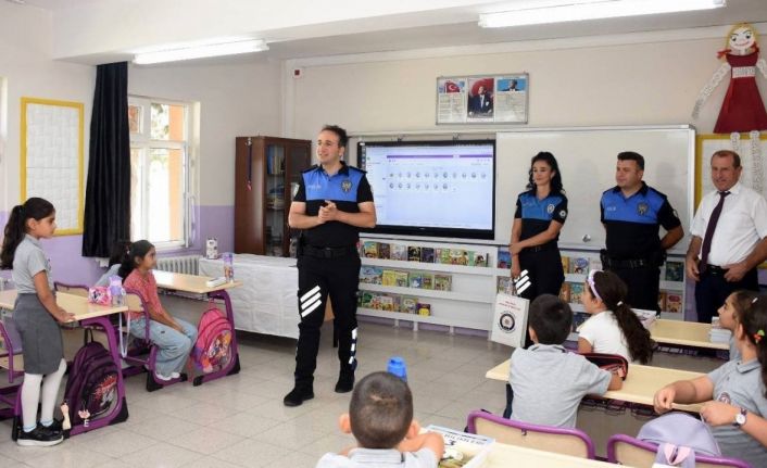 Polislerden öğrencilere kitap hediyesi