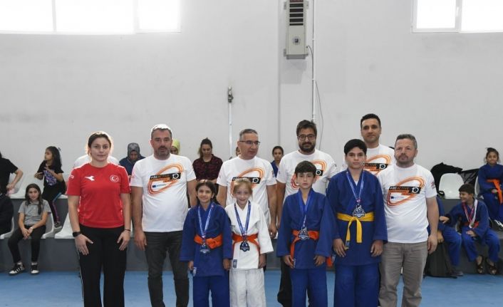 Pursaklar’ın spor salonlarında yarınların şampiyonları yetişiyor