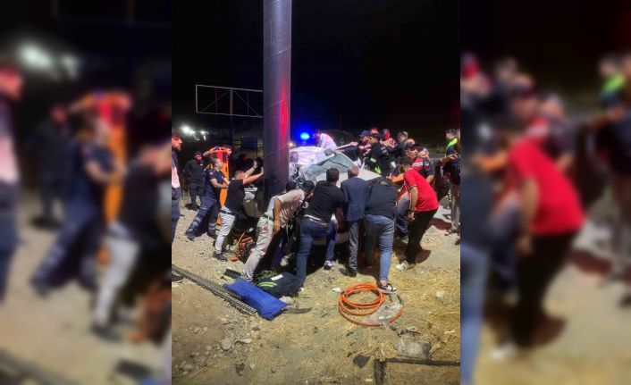 Reklam panosu direğine çarpan otomobil hurdaya döndü: 3 yaralı