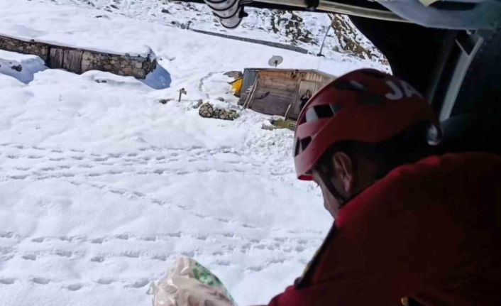 Rize’de helikopterlerin yaylalara erzak ve hayvan yemi seferleri devam ediyor