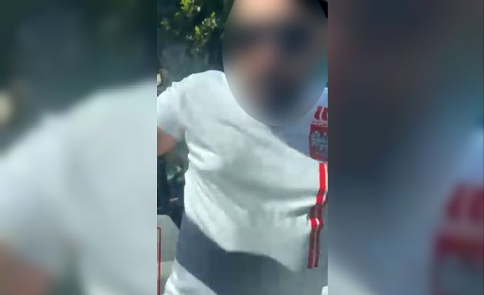 Safari aracının şoförü Ukraynalı sürücünün önünü kesip camı yumrukladı