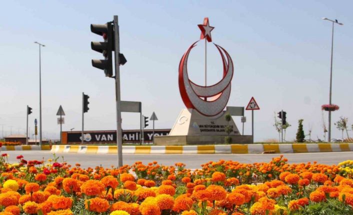 Sahil yolunda geniş kapsamlı peyzaj çalışması yürütüyor