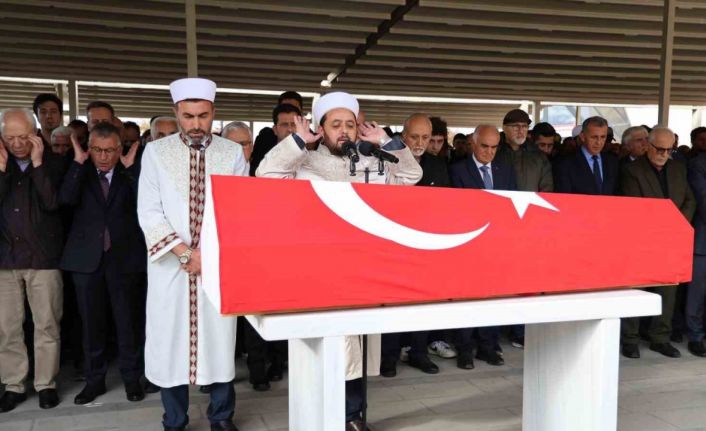 Şair ve yazar Yavuz Bülent Bakiler, vasiyeti üzerine Sivas’ta anne ve babasının yanına defnedildi