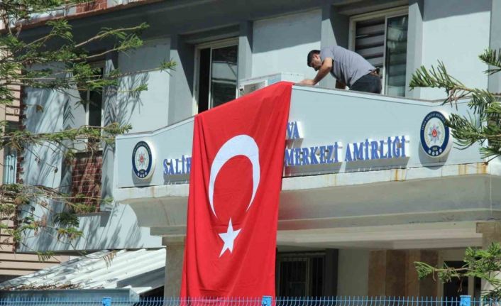 Saldırının olduğu sokak Türk bayraklarıyla donatıldı