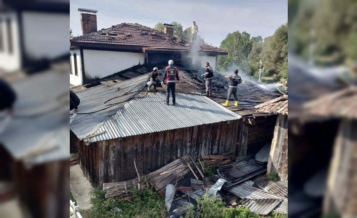 Samanlıkta çıkan yangın konağı küle çeviriyordu