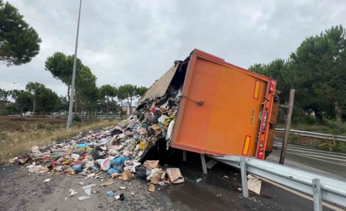 Samsun’da çöp yüklü tır devrildi, çöpler yola savruldu