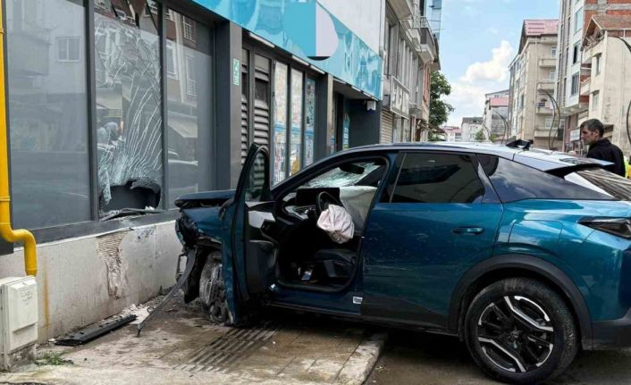 Samsun’da kontrolden çıkan otomobil, park halindeki araçlara çarptı: 1 yaralı