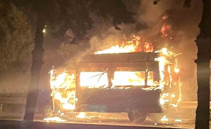 Samsun’da minibüs alev alev yandı