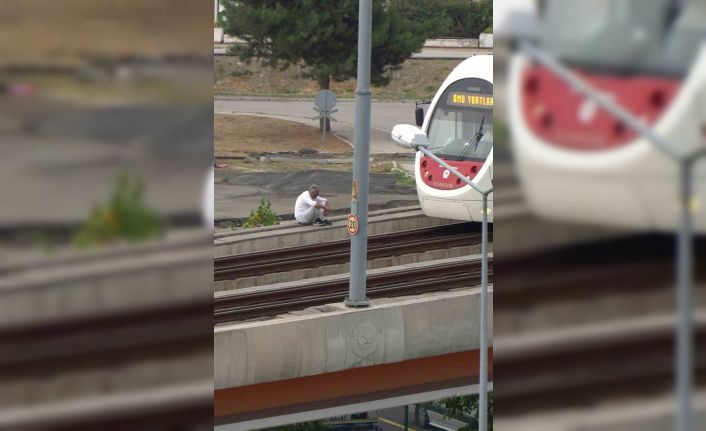 Samsun’da tramvay üst geçidinde şaşkına çeviren anlar