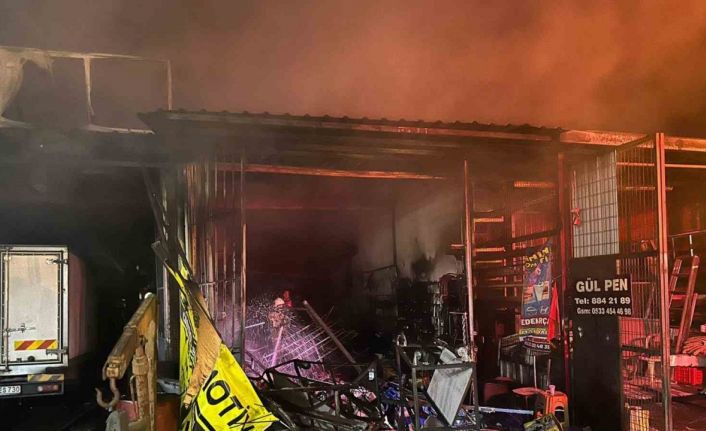 Sanayi sitesindeki yangında 7 iş yeri ve 3 araç yandı