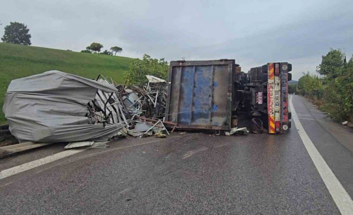 Sancaktepe’de virajı alamayan hurda yüklü kamyon yan yattı: 1 yaralı