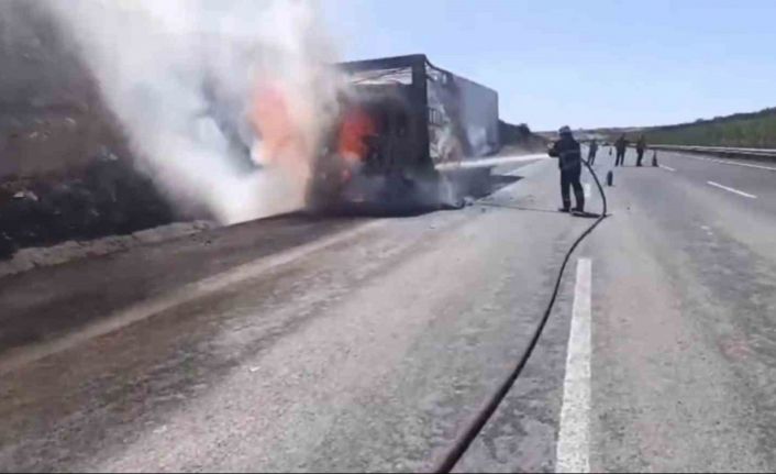 Şanlıurfa’da saman yüklü tır alev alev yandı
