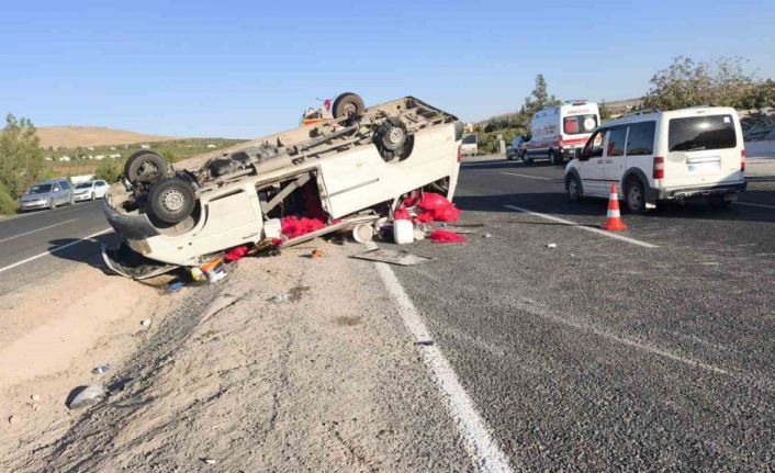 Şanlıurfa’da tarım işçilerini taşıyan minibüs devrildi: 20 yaralı