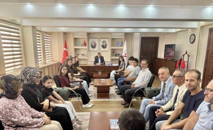 Şaphane Kaymakamı Çelik, başarılı öğrencilerle bir araya geldi