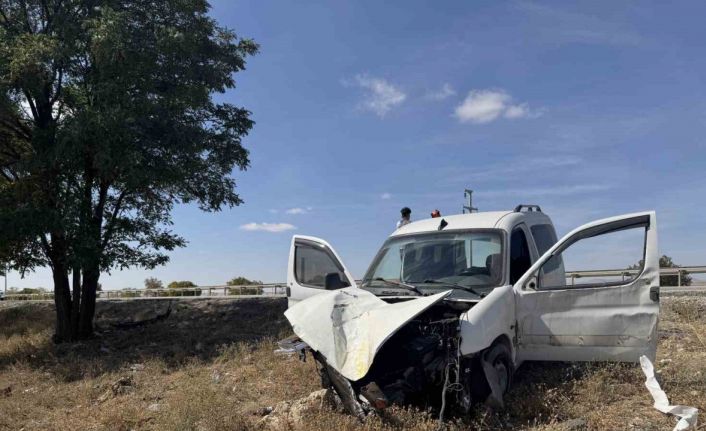 Şarampole düşen araçtakiler kazayı hafif atlattı