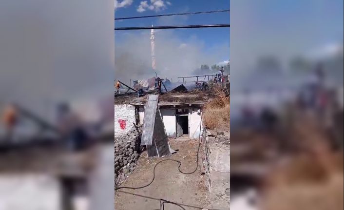 Sarıkamış’ta çıkan yangında 2 ev yandı