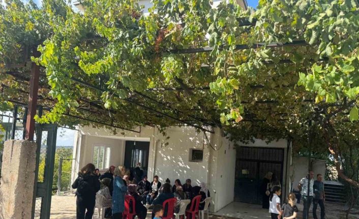 Şehit astsubayın Osmaniye’deki babaevine Türk bayrağı asıldı