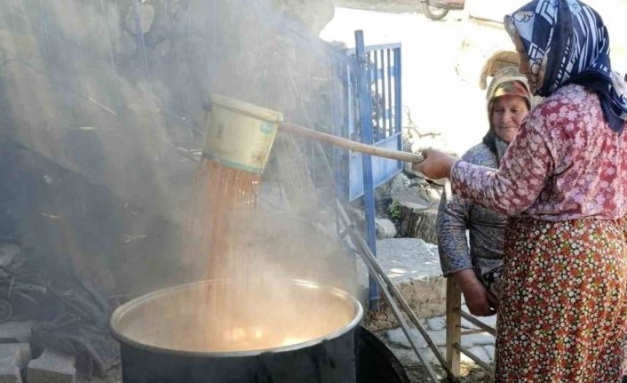 Selendi’de şifa kaynağı pekmez kaynatılmaya başlandı