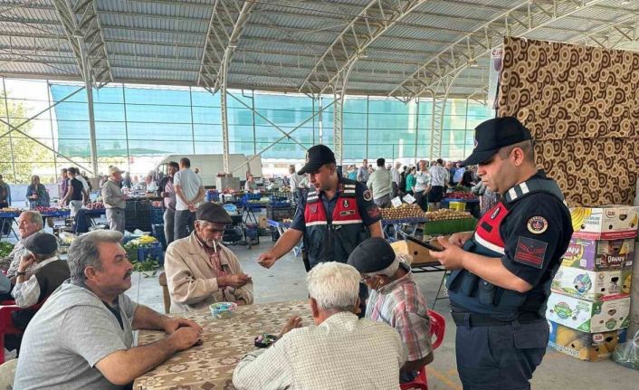 Semt pazarında vatandaşlara dolandırıcılık uyarısı