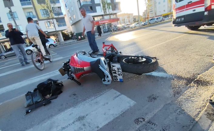 Servis minibüsü ile motosiklet çarpıştı: 1 ağır yaralı