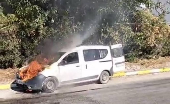 Seyir halindeki kamyonet alev alev yandı