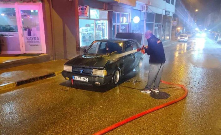 Seyir halindeki otomobil bir anda alev topuna döndü