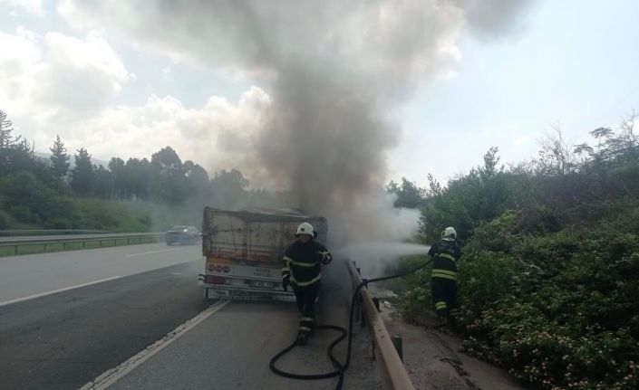 Seyir halindeki tırın dorsesinden alevler yükseldi