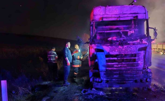 Seyir halindeyken alevlere teslim olan tır kullanılmaz hale geldi