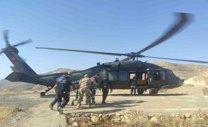 Siirt’te jandarma helikopteri, iş kazası geçiren vatandaşı hastaneye taşıdı