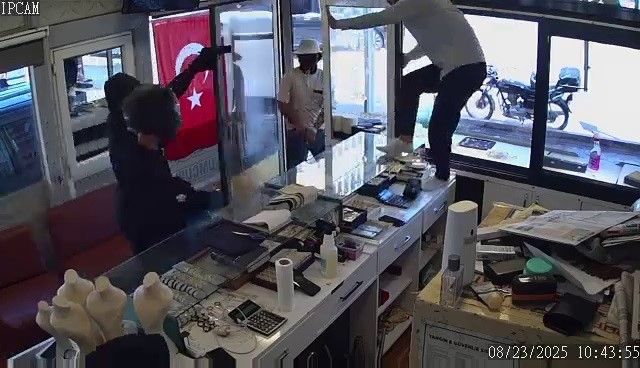 Silahla kuyumcu soymaya gelen 3 acemi hırsızın ellerinin boş döndükleri anlar kamerada