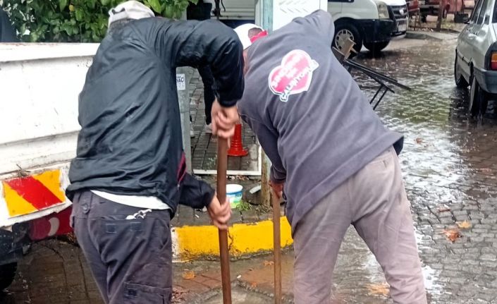 Sındırgı’da sağanak çiftçilerin yüzünü güldürdü