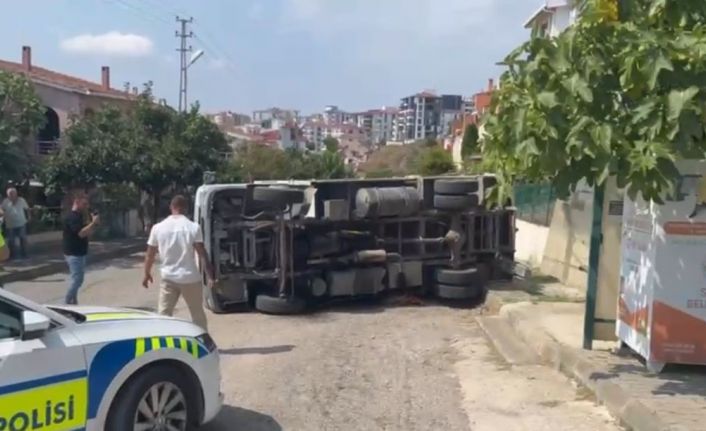 Sinop’ta belediyeye ait kamyonet devrildi: 1 yaralı