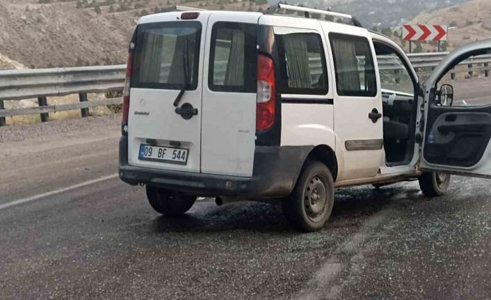 Sivas’ta iki araç kafa kafaya çarpıştı: 4 yaralı