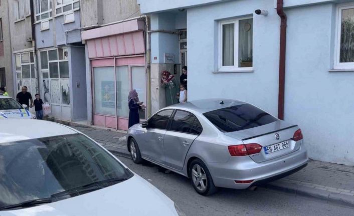 Sivas’ta polisten kaçan otomobil apartmana çarptı, bina sakinleri deprem oluyor zannetti