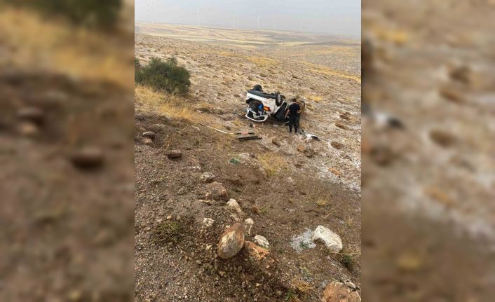 Sivas’ta takla atan otomobilde 2 kişi yaralandı