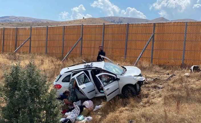 Sivas’ta yoldan çıkan araçtaki 1’i bebek 4 kişi yaralandı