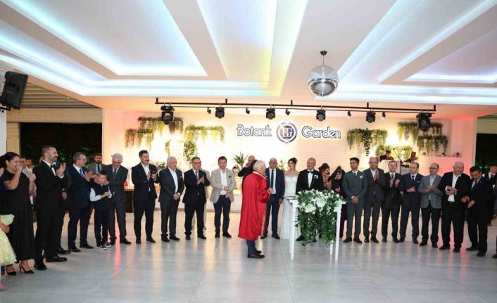 Siyaset, medya ve iş dünyasını buluşturan düğün