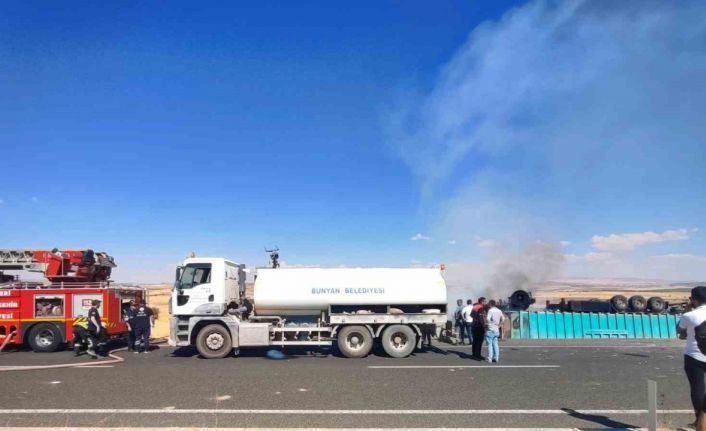 Şoför yan yatıp yanan tırdan atlayarak kurtuldu