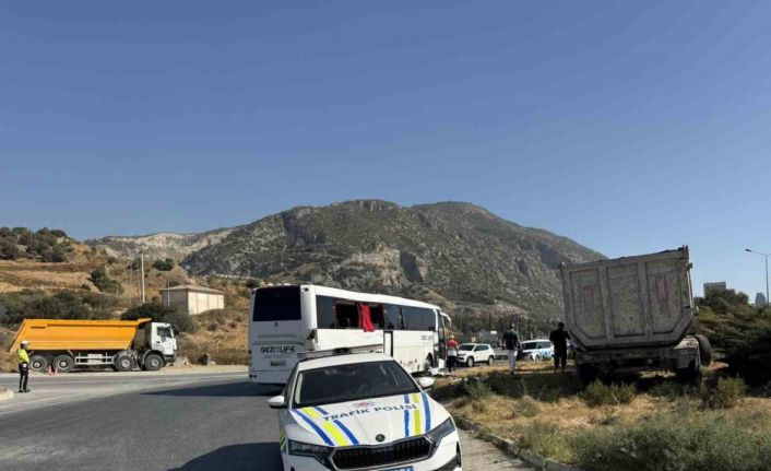 Söke’de freni tutmayan tır otobüse çarptı: "O anlar araç kamerasına yansıdı"