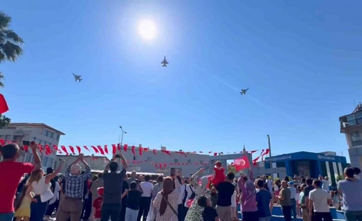 Söke’de hava kuvvetleri uçaklarının gösteri uçuşu gurur yaşattı