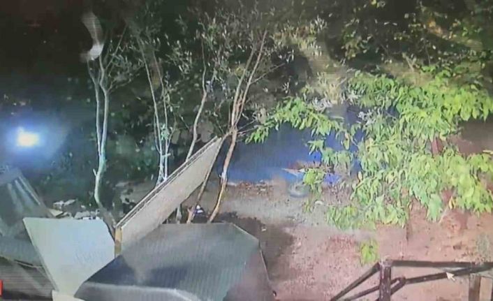 Su deposunu tamir ettiği esnada ölümden saniyelerle kurtulduğu anlar kamerada