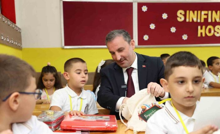 Sultanbeyli Belediyesi’nden okula yeni başlayan tüm öğrencilere ücretsiz kırtasiye seti