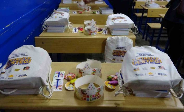 Sultanbeyli genelindeki okullarda 9 bin öğrenciye kırtasiye desteği dağıtıldı
