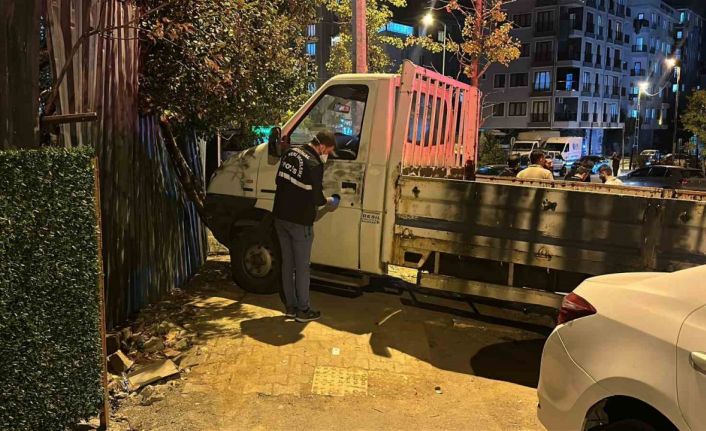 Sultanbeyli’de seyir halindeki araca silahlı saldırı: 1 ağır yaralı